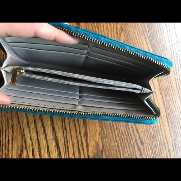 Blue Leather Fossil Wallet with Tan Interior - Picture 7 of 7
